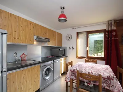 Cuisine ou kitchenette dans l'établissement Charmant T2 avec balcon au Mont Dore, parking inclus - FR-1-608-135