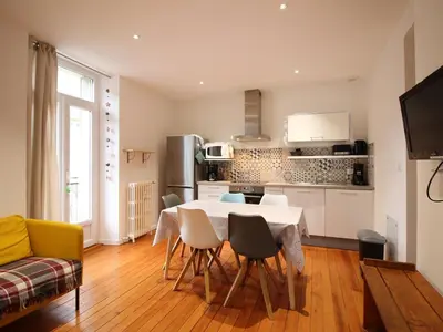 Cuisine ou kitchenette dans l'établissement Charmant appart T3 La Bourboule, 5 pers, Wi-Fi - FR-1-608-96