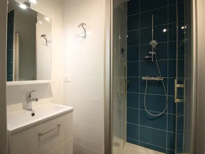 Salle de bains dans l'établissement Charmant appart T3 La Bourboule, 5 pers, Wi-Fi - FR-1-608-96