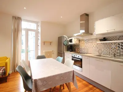 Cuisine ou kitchenette dans l'établissement Charmant appart T3 La Bourboule, 5 pers, Wi-Fi - FR-1-608-96