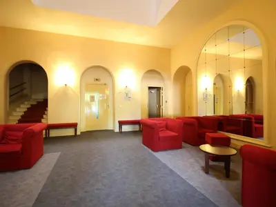 Coin salon dans l'établissement T2 bis avec WIFI et parking en centre-ville, proche des Thermes - FR-1-608-56