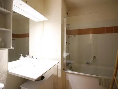 Salle de bains dans l'établissement T2 bis avec WIFI et parking en centre-ville, proche des Thermes - FR-1-608-56