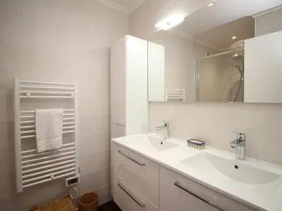 Salle de bains dans l'établissement Beau T2 avec terrasse, parking et wifi à 300m des thermes - FR-1-608-98