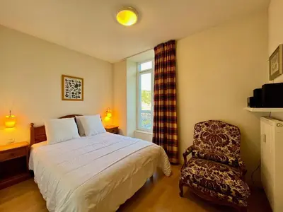 Un ou plusieurs lits dans un hébergement de l'établissement La Bourboule - Appartement T2 bis en centre, parking inclus - FR-1-608-53