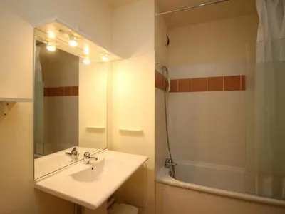 Salle de bains dans l'établissement La Bourboule - Appartement T2 bis en centre, parking inclus - FR-1-608-53