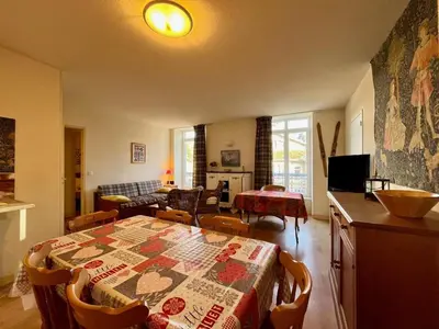 Télévision ou salle de divertissement dans l'établissement La Bourboule - Appartement T2 bis en centre, parking inclus - FR-1-608-53