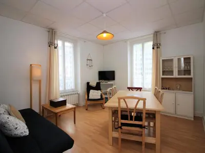 Télévision ou salle de divertissement dans l'établissement Appartement lumineux à La Bourboule, 3 chambres, proche centre - FR-1-608-39