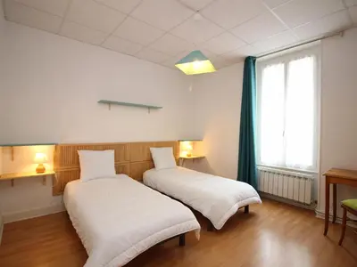 Un ou plusieurs lits dans un hébergement de l'établissement Appartement lumineux à La Bourboule, 3 chambres, proche centre - FR-1-608-39