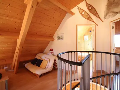 Coin salon dans l'établissement Chalet spacieux 3* avec parking et WiFi au Mont Dore - FR-1-608-106
