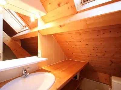 Salle de bains dans l'établissement Chalet spacieux 3* avec parking et WiFi au Mont Dore - FR-1-608-106