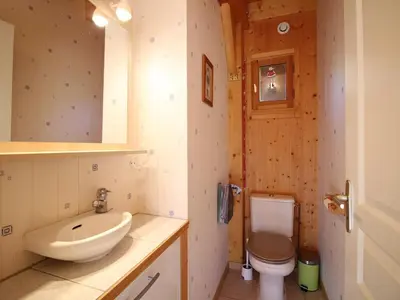 Salle de bains dans l'établissement Chalet spacieux 3* avec parking et WiFi au Mont Dore - FR-1-608-106