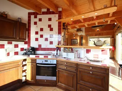Cuisine ou kitchenette dans l'établissement Chalet spacieux 3* avec parking et WiFi au Mont Dore - FR-1-608-106