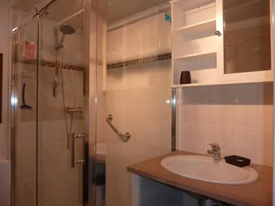 Salle de bains dans l'établissement Maison au Mont-Dore avec jardin clos, idéale pour 10 personnes - FR-1-608-120