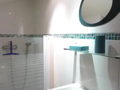 Salle de bains dans l'établissement Maison au Mont-Dore avec jardin clos, idéale pour 10 personnes - FR-1-608-120
