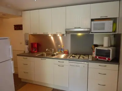 Cuisine ou kitchenette dans l'établissement Maison au Mont-Dore avec jardin clos, idéale pour 10 personnes - FR-1-608-120