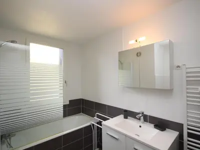Salle de bains dans l'établissement Charmant T2 au Mont-Dore avec Garage Double et WiFi - FR-1-608-114