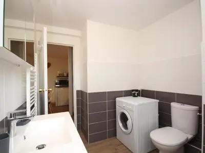 Salle de bains dans l'établissement Charmant T2 au Mont-Dore avec Garage Double et WiFi - FR-1-608-114
