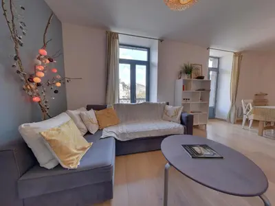 Coin salon dans l'établissement Appartement T3 centre La Bourboule avec balcon et un petit chien accepté - FR-1-608-119