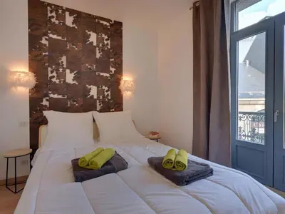 Un ou plusieurs lits dans un hébergement de l'établissement Appartement T3 centre La Bourboule avec balcon et un petit chien accepté - FR-1-608-119