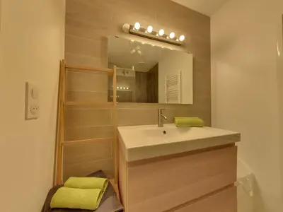 Salle de bains dans l'établissement Appartement T3 centre La Bourboule avec balcon et un petit chien accepté - FR-1-608-119