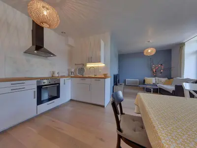 Cuisine ou kitchenette dans l'établissement Appartement T3 centre La Bourboule avec balcon et un petit chien accepté - FR-1-608-119