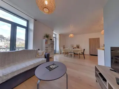 Télévision ou salle de divertissement dans l'établissement Appartement T3 centre La Bourboule avec balcon et un petit chien accepté - FR-1-608-119