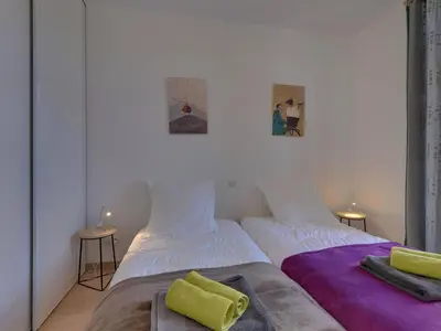Un ou plusieurs lits dans un hébergement de l'établissement Appartement T3 centre La Bourboule avec balcon et un petit chien accepté - FR-1-608-119