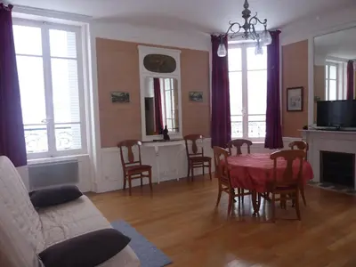 Télévision ou salle de divertissement dans l'établissement Appartement T2 Hyper Centre - Accès Wifi - 5 Pers. - FR-1-608-134
