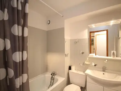 Salle de bains dans l'établissement Mont-Dore: T2 avec Balcon, Parking et WIFI - FR-1-608-125