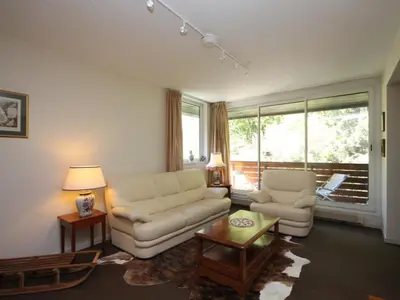 Coin salon dans l'établissement Spacieux duplex 3 pièces avec balcon et parking privatif - FR-1-608-161