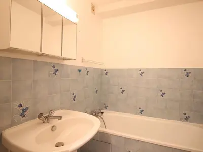 Salle de bains dans l'établissement Appartement T3 50m² avec parking privatif au Mont-Dore - FR-1-608-157