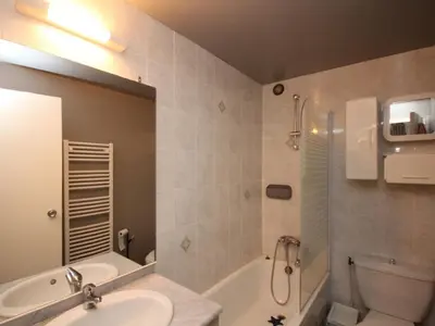 Salle de bains dans l'établissement T2 Bis au Pied des Pistes - Capacité 4 Pers. - FR-1-608-142