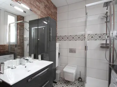 Salle de bains dans l'établissement Charmant T3 avec Balcon au Mont-Dore, WiFi, Proche Centre - FR-1-608-155