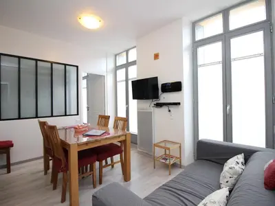 Télévision ou salle de divertissement dans l'établissement Charmant T3 au centre de La Bourboule, 4 pers, près des Thermes - FR-1-608-164