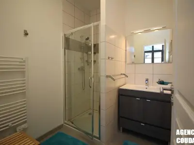 Salle de bains dans l'établissement Charmant T3 au centre de La Bourboule, 4 pers, près des Thermes - FR-1-608-164
