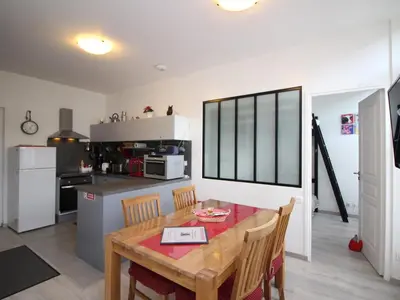 Cuisine ou kitchenette dans l'établissement Charmant T3 au centre de La Bourboule, 4 pers, près des Thermes - FR-1-608-164