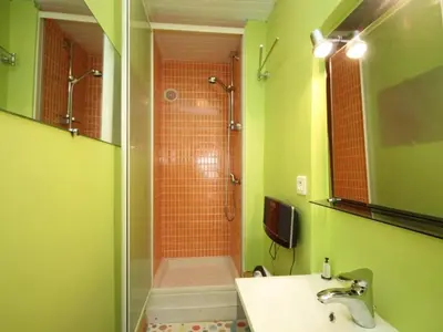 Salle de bains dans l'établissement LE MONT DORE - T3 proche centre, 5 pers - FR-1-608-180