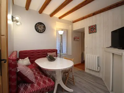 Télévision ou salle de divertissement dans l'établissement LA BOURBOULE - Appartement T3 avec terrasse, proche centre, 5 personnes - FR-1-608-128
