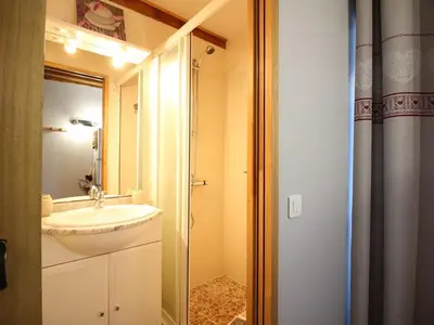 Salle de bains dans l'établissement LA BOURBOULE - Appartement T3 avec terrasse, proche centre, 5 personnes - FR-1-608-128