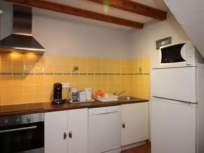 Cuisine ou kitchenette dans l'établissement LA BOURBOULE - Appartement T3 avec terrasse, proche centre, 5 personnes - FR-1-608-128