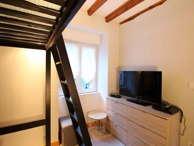 Télévision ou salle de divertissement dans l'établissement LA BOURBOULE - Appartement T3 avec terrasse, proche centre, 5 personnes - FR-1-608-128