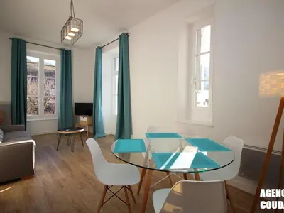Coin salon dans l'établissement La Bourboule - Charmant T2 rénové avec WiFi - FR-1-608-159