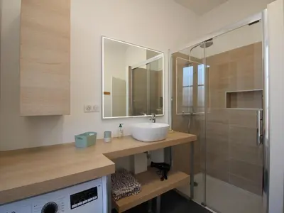 Salle de bains dans l'établissement La Bourboule - Charmant T2 rénové avec WiFi - FR-1-608-159