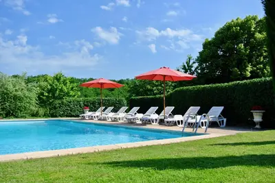 Piscine de l'établissement Domaine Leyvinie, gite Mourvedre, close to the Dordogne ou située à proximité