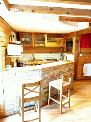 Cuisine ou kitchenette dans l'établissement Duplex de 65 m² à l'esprit chalet