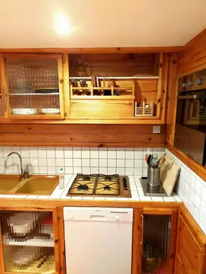 Cuisine ou kitchenette dans l'établissement Duplex de 65 m² à l'esprit chalet