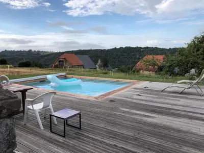 Piscine de l'établissement Maison typique Auvergnate, piscine et four à pain ou située à proximité