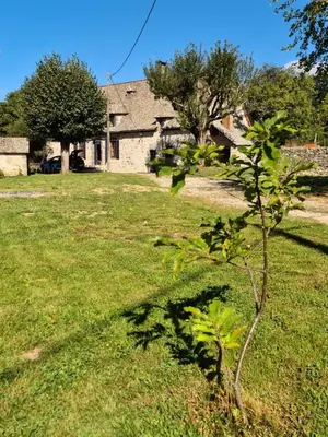 Jardin de l'établissement Maison typique Auvergnate, piscine et four à pain