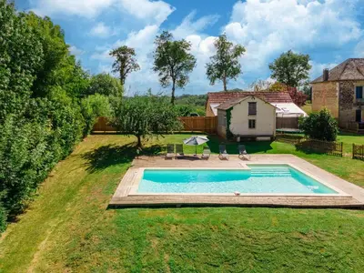 Piscine de l'établissement Holiday home with pool in Coubjours ou située à proximité