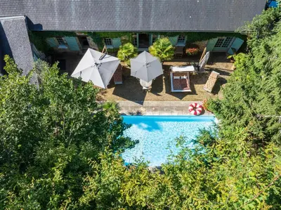 Piscine de l'établissement Maison d'hôtes Les jardins Saint Eloi ou située à proximité